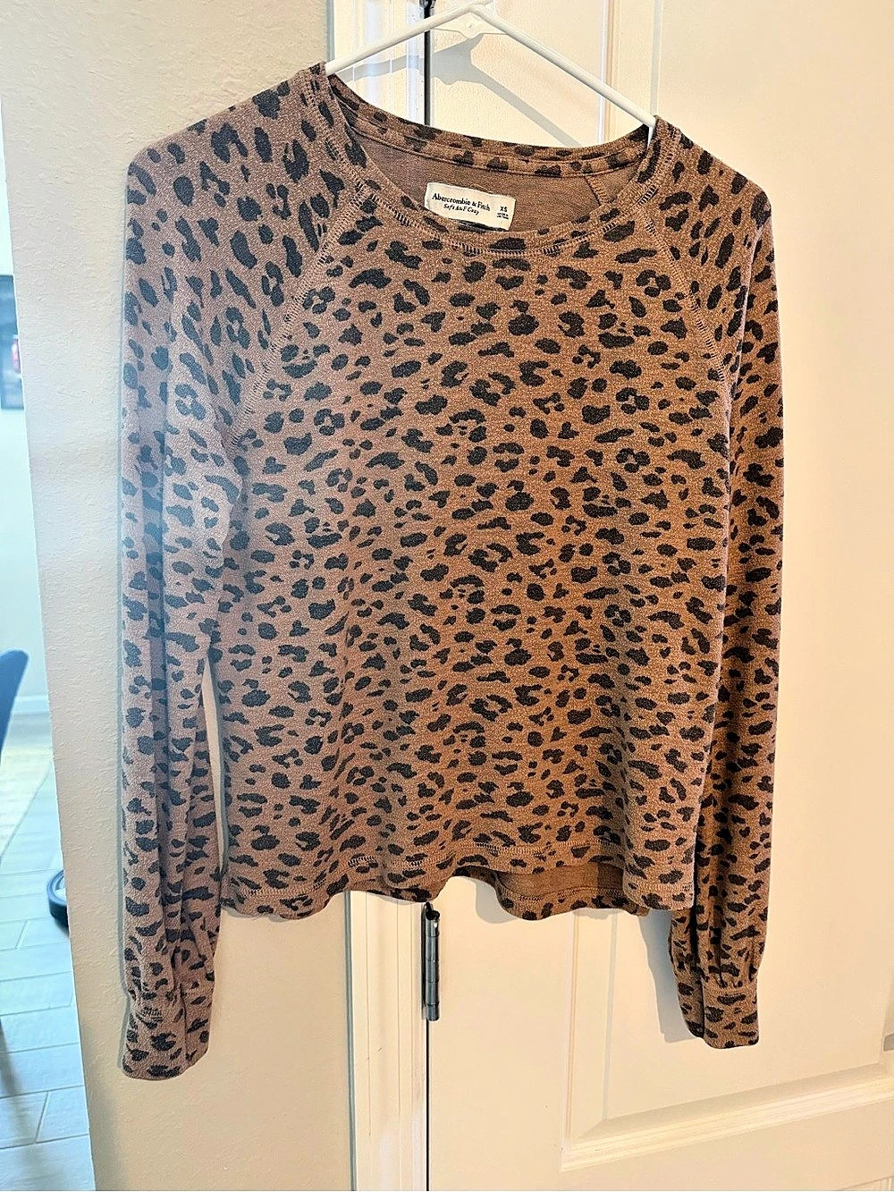 Abercrombie & Fitch Leopard Print Long Sleeve Top Size XS Like New